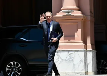 No solo con gobernadores: Santilli se reúne hoy con Peter Lamelas en Casa Rosada