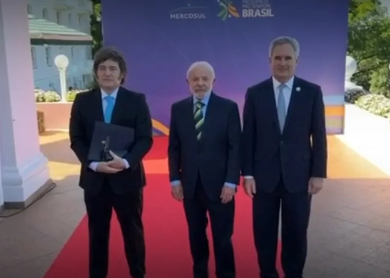 Saludo entre Milei y Lula en el inicio de la cumbre del Mercosur