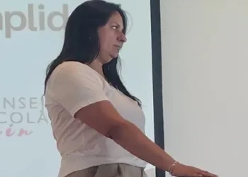 Paolizzi juró como consejera escolar  con críticas a Nación y municipio