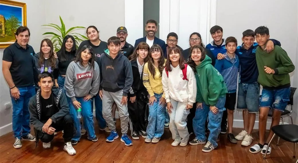 Jóvenes de “Envión” visitaron el histórico edificio Municipal
