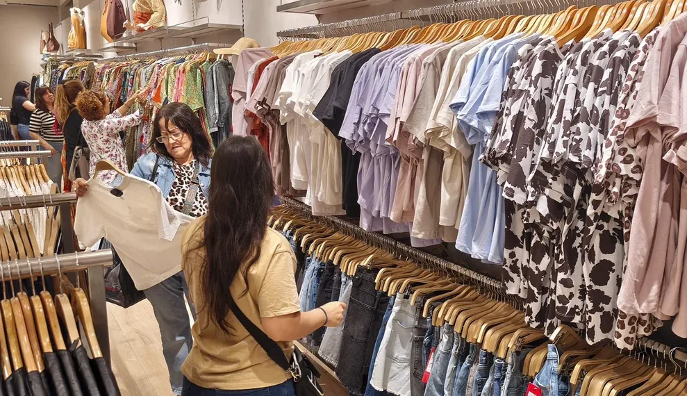 Las ventas minoristas crecieron 2,5% en 2025 impulsadas por el fuerte alza en el arranque del año