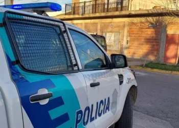 Un tiroteo entre policías y delincuentes terminó con dos muertos en Villa 18