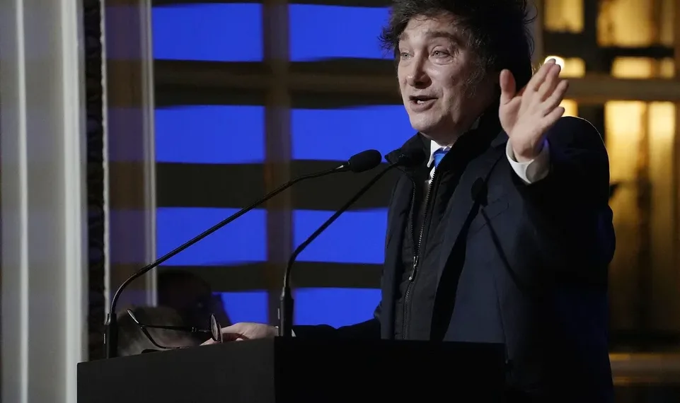 Milei reveló cuándo se eliminarán las bandas cambiarias y defendió la apertura económica