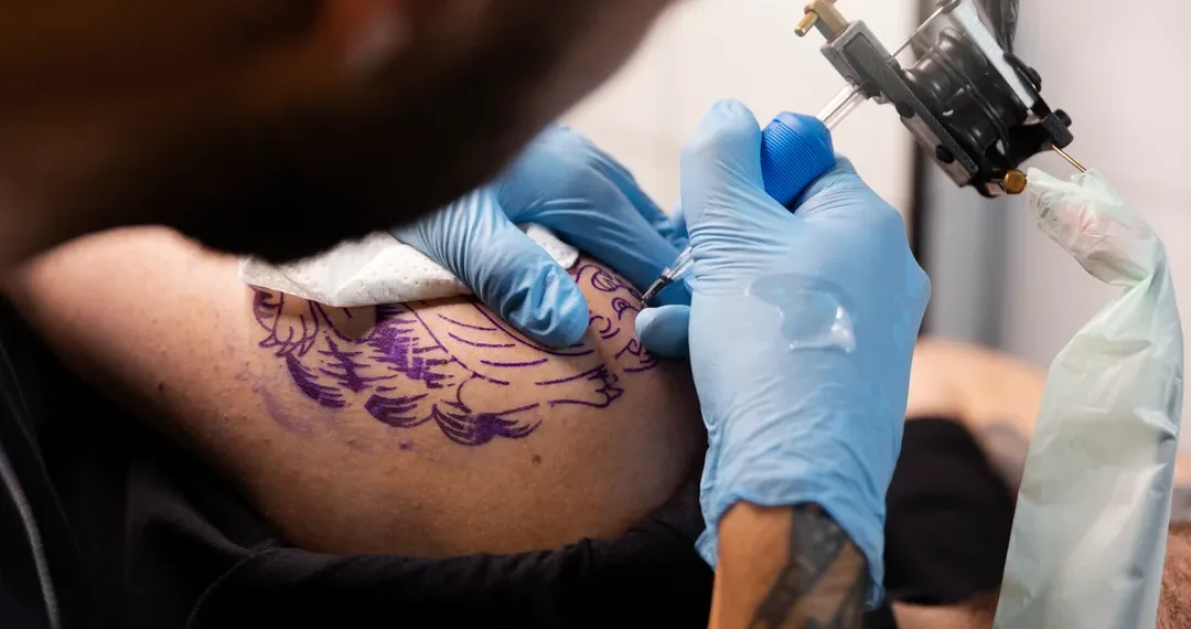 El tatuaje ya es norma: lo tiene el 60% de la población, pero 3 de cada 4 perciben prejuicios en el trabajo