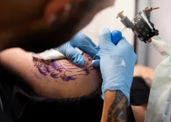 El tatuaje ya es norma: lo tiene el 60% de la población, pero 3 de cada 4 perciben prejuicios en el trabajo