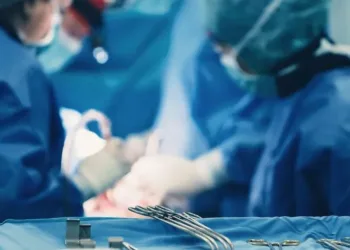 Realizan la primera reparación de válvula mitral asistida por robot en el país
