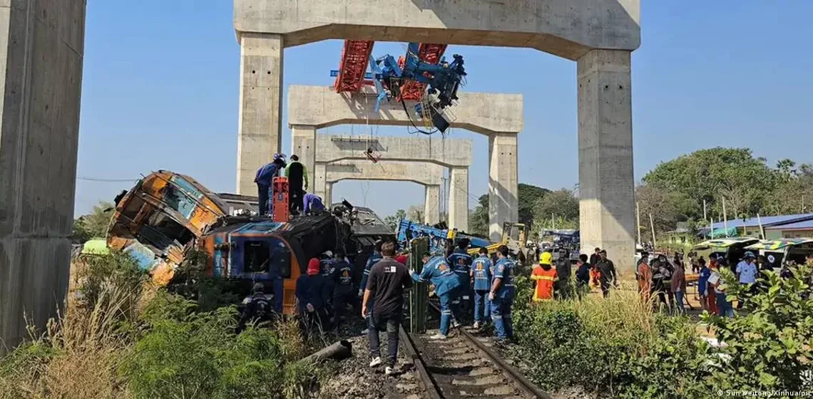Tragedia en Tailandia: una grúa cayó sobre un tren y dejó al menos 30 muertos y 67 heridos