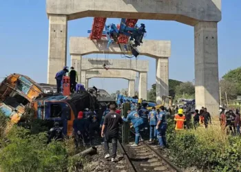 Tragedia en Tailandia: una grúa cayó sobre un tren y dejó al menos 30 muertos y 67 heridos