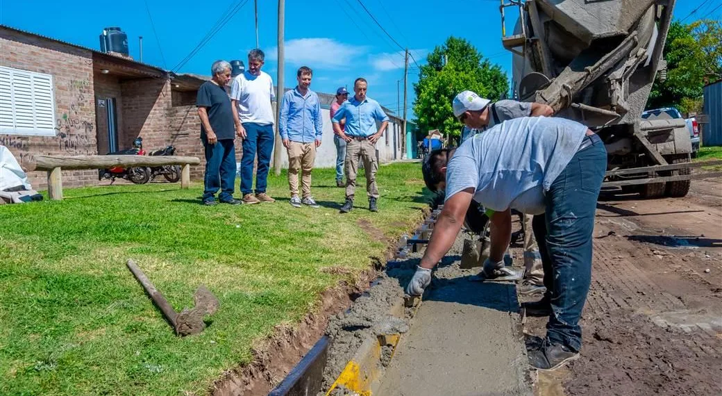 Mediante consorcio se ejecutan obras de cordón cuneta en el barrio Municipal