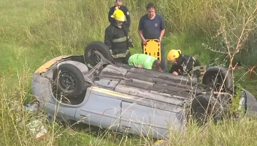 Pergamino: volcó y pasó toda la noche atrapado en el auto