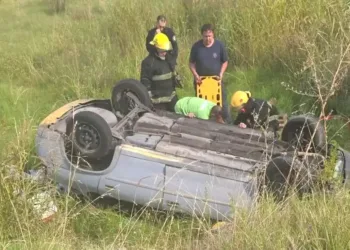 Pergamino: volcó y pasó toda la noche atrapado en el auto