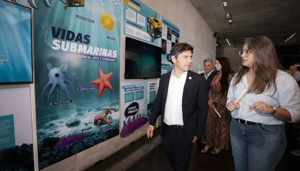 Kicillof recorrió la muestra de la histórica expedición submarina del Conicet