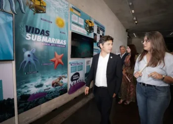 Kicillof recorrió la muestra de la histórica expedición submarina del Conicet