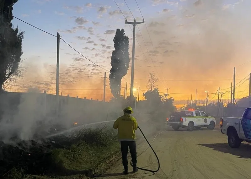 Intenso trabajo de Bomberos por incendios de pastizales