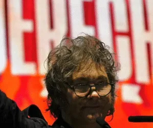 Milei se sumó al canto de «Cristina tobillera»: se señaló el pie y pidió «prisión para chorros como la señora»