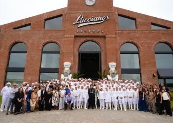 Milei vistió la fábrica de Lucciano’s: “Argentina tiene el mejor helado y todos deberían probarlo”