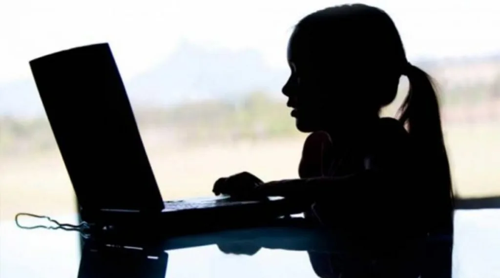 Francia avanza en una ley para prohibir el acceso a redes sociales a menores de 15 años
