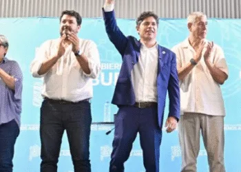 Kicillof entregó 700 escrituras gratuitas a familias de Avellaneda