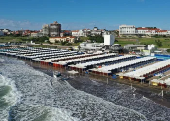 Sin playa en Mar del Plata: la crecida del mar cubrió la arena y llegó hasta las carpas