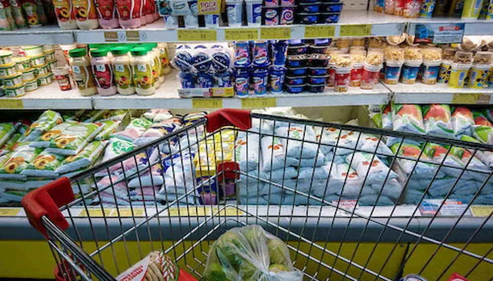 El consumo de leche cayó un 12% y las familias optan cada vez más por segundas marcas