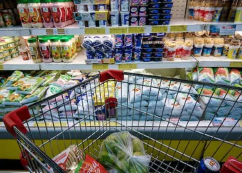 El consumo de leche cayó un 12% y las familias optan cada vez más por segundas marcas