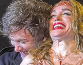 Javier Milei se subió a las tablas en Mar del Plata y cantó «El Rock del Gato» junto a Fátima Florez