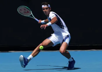 El platense Etcheverry derrotó a Kecmanovic en su debut en el Australian Open