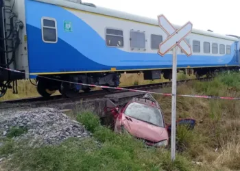 Un tren arrolló a un auto en la Ruta 2 y dejó tres personas heridas