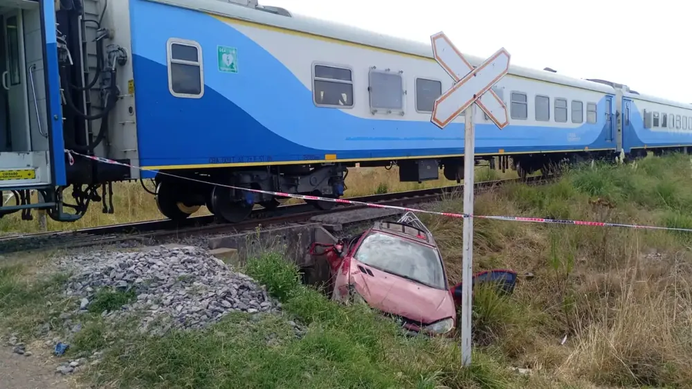 Un tren arrolló a un auto en la Ruta 2 y dejó tres personas heridas