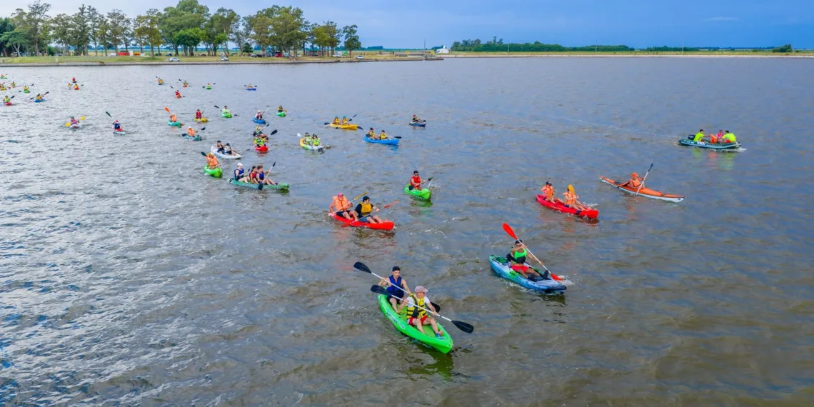 Vecinos y visitantes de la región disfrutaron de la primera kayakeada de la temporada