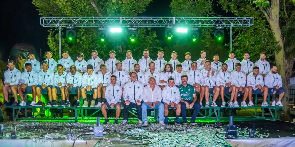 Sarmiento presentó el plantel 2026 y nueva indumentaria