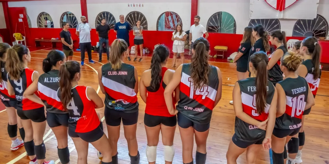 El Municipio acompaña al vóley femenino del Club Junín para participar en un torneo nacional