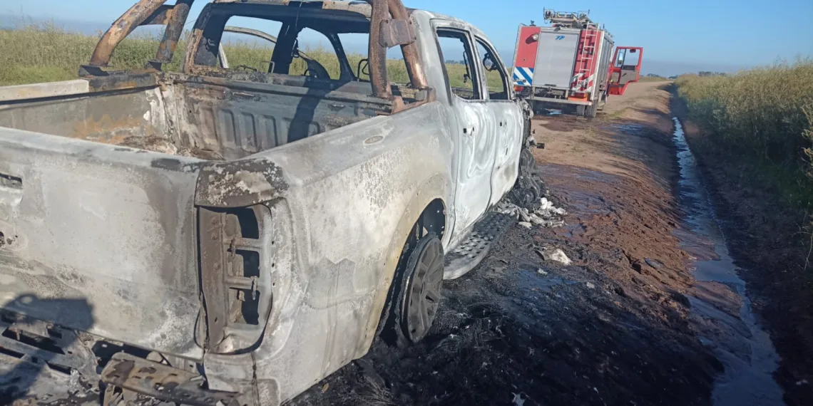 Camioneta incendiada  en el Camino Costero