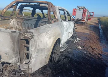 Camioneta incendiada  en el Camino Costero
