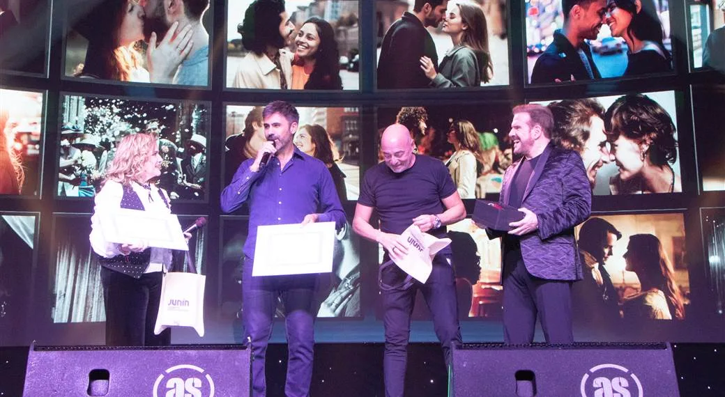 Reconocimiento al dúo Pimpinela en el teatro San Carlos