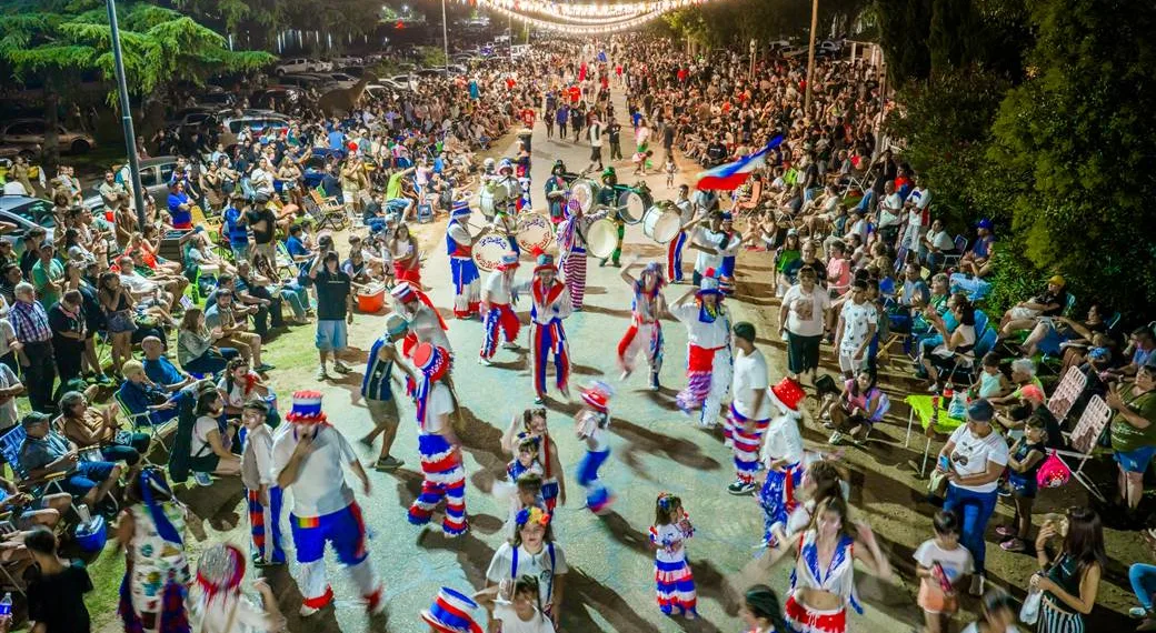 Una multitud de vecinos disfrutó del desfile de murgas y batucadas