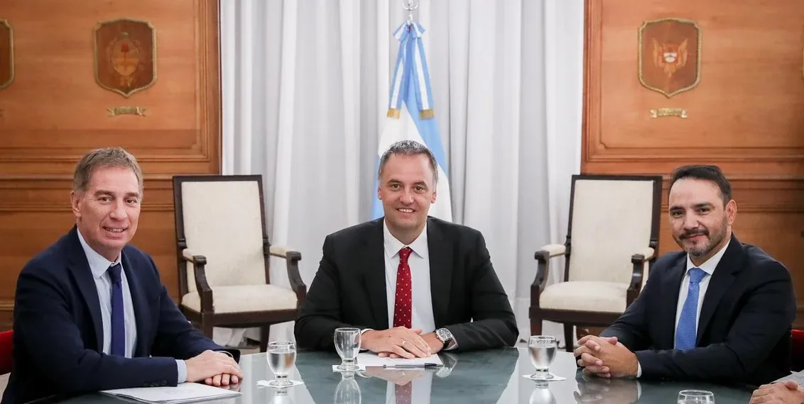 Adorni se reunió con el gobernador Valdés en medio de la negociación por la reforma laboral