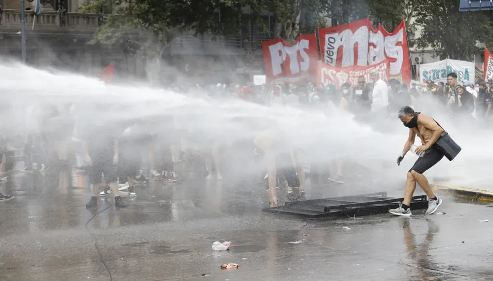 El debate de la reforma laboral arrancó con quórum y  hubo serios disturbios afuera