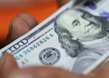 El dólar cerró la semana a la baja y acumuló en febrero una caída de más de 3 por ciento