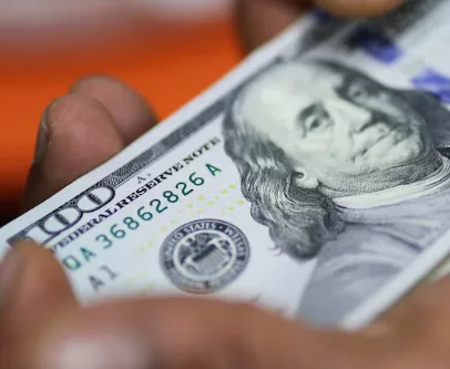 El dólar cerró la semana a la baja y acumuló en febrero una caída de más de 3 por ciento