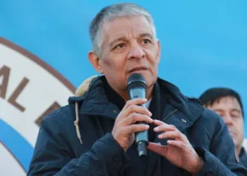 Argüello acusó “traición” de gobernadores peronistas y advirtió que la reforma laboral “retrocede a 1900”