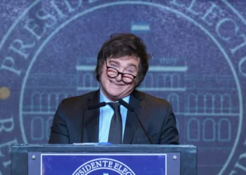 Vuelve a caer la confianza en el gobierno de Javier Milei, pero sigue por encima de Macri