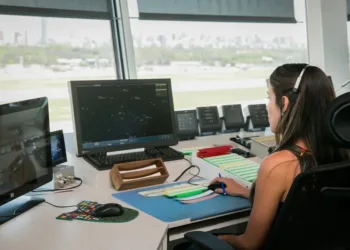 Controladores aéreos lanzan paros escalonados y anticipan demoras