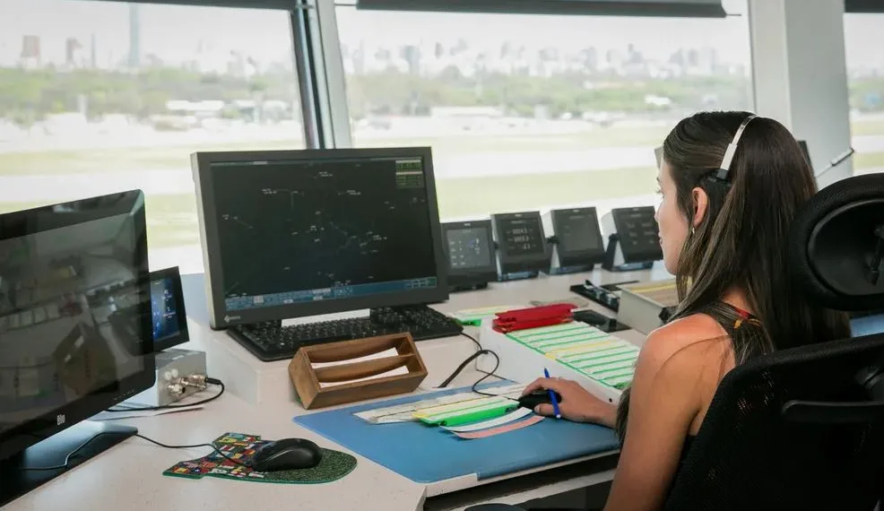 Controladores aéreos lanzan paros escalonados y anticipan demoras