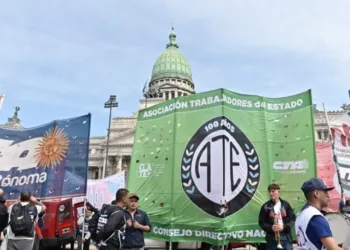 El Gobierno busca desalentar el paro y dice que descontará el día a los que adhieran