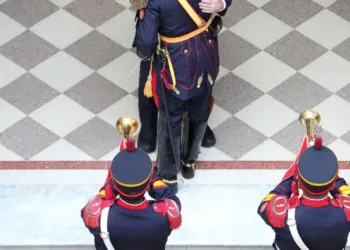 Milei avanza con el sable de San Martín, en medio de renuncias y planteos judiciales