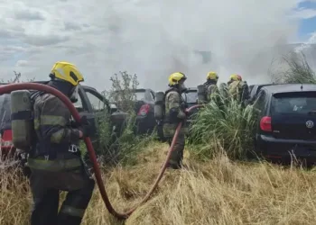 Un incendio arrasó con un depósito  de autos a metros de la Ruta 205
