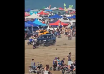 Villa Gesell: lo detienen por correr con su camioneta entre motos en la playa