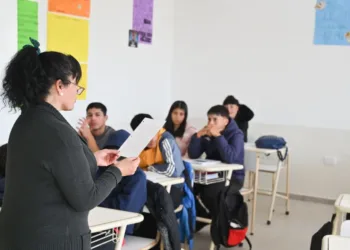 Buscan unificar la carga horaria de los docentes en una misma escuela