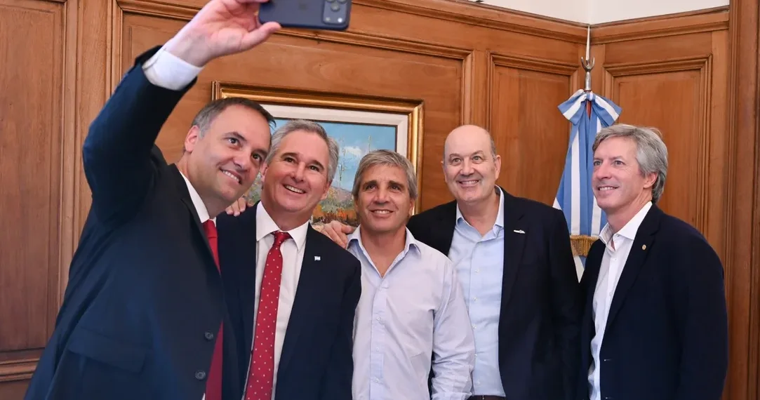 “Esto no es una charla de café, si no vamos a una cervecería”: la chicana de Adorni a un periodista